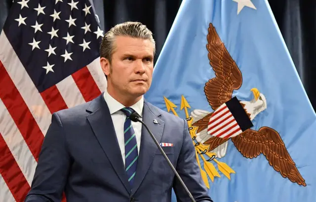 Hegseth con banderas de EE.UU. detrás