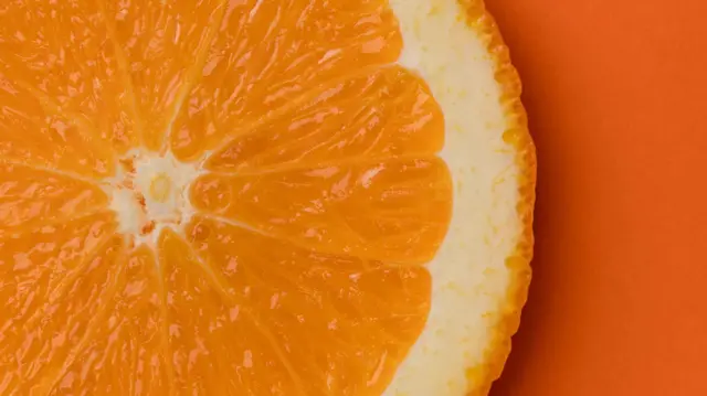 Naranja cortada sobre fondo naranja