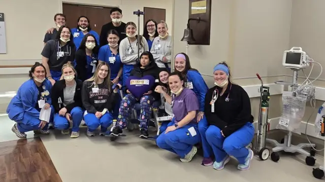 Jessica López sentada en su silla del hospital y rodeada por su equipo médico.