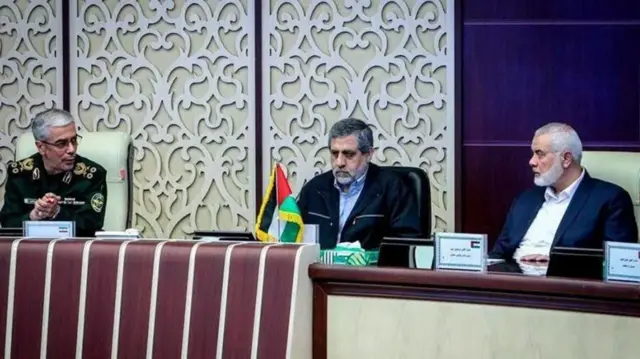 صورة أرشيفية تظهر سعيد إزادي (وسط الصورة) مع زعيم حماس السابق إسماعيل هنية (يمين الصورة) والقائد في الجيش الإيراني السابق محمد باقري