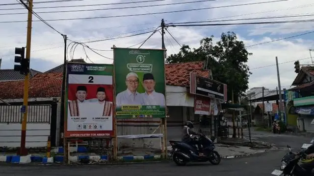 Spanduk dua pasangan calon bupati Sampang.