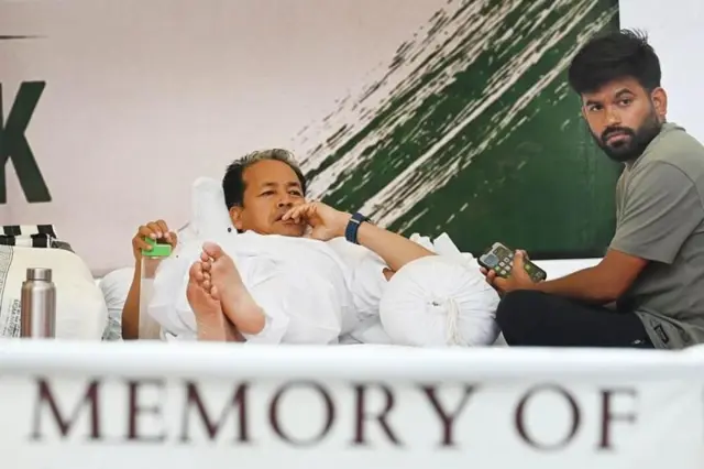 కాక్రోచ్ జనతా పార్టీ, ఆందోళనలు, నీట్ ప్రశ్నపత్రం లీకేజీ, అభిజీత్ దీప్కే