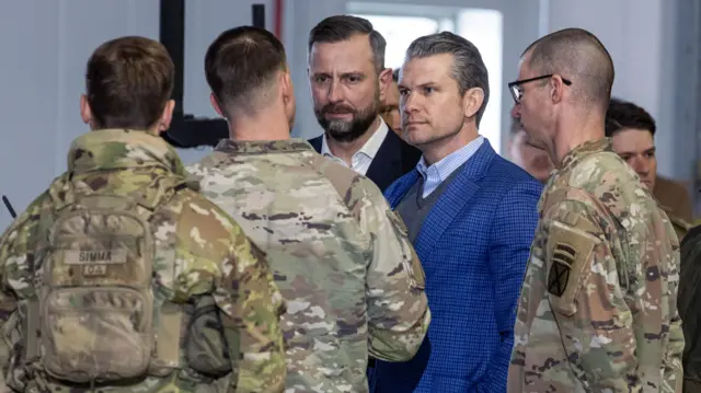 Minister obrony Polski Władysław Kosiniak-Kamysz (od lewej) i sekretarz obrony USA Pete Hegseth (od prawej) spotykają się z żołnierzami armii amerykańskiej w 33. Bazie Lotniczej w Powidzu, w środkowo-zachodniej Polsce, 15 lutego 2025 r.