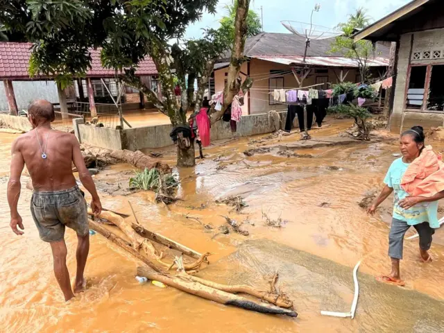 Warga Hutanabolon terancam banjir lagi di tengah cuaca ekstrem.