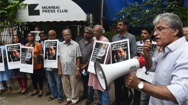 শহিদুল আলমের সমর্থনে মুম্বাই প্রেস ক্লাবের সামনে সমাবেশ