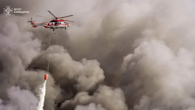 Вертоліт ДСНС гасить велику пожежу після масованої атаки на Київ 