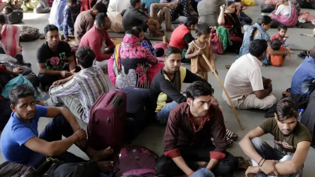 અમદાવાદથી ઉત્તર ભારત તરફ જતી ટ્રેનોમાં ભારે ભીડની તસવીર