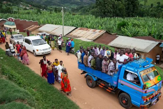 Mu kwezi gushize, abaturage ba Kamwezi muri Uganda bashyinguye John Bosco Tuheirwe wiciwe i Nyagatare (ni hakurya)