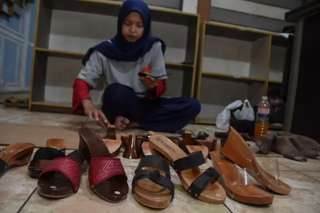 Pekerja memproduksi sandal kelom geulis di Kota Tasikmalaya, Jawa Barat, Kamis (18/09/2025). 