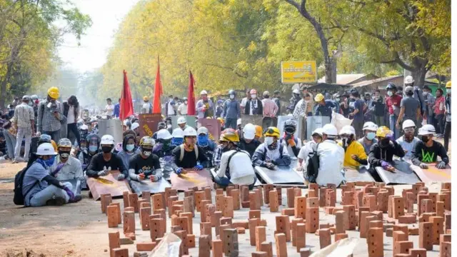 ပေါက်ကွဲမှုကြောင့် လဲကျနေတဲ့ သူ့ကို ဝိုင်းဝန်းရိုက်နှက်ပြီး သေနတ်နဲ့ပစ်ခတ်နေတဲ့အချိန် သူ့ကို ဝိုင်းဝန်းကာကွယ်ပေးသူလူငယ်တချို့လည်း ထိခိုက်ဒဏ်ရာတွေရခဲ့ကြပါတယ်။