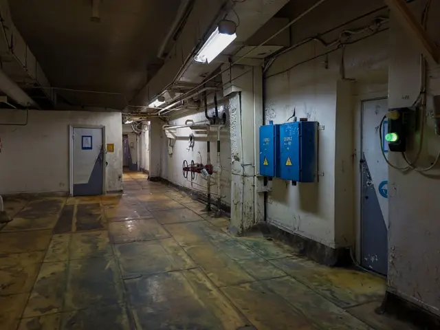 Un corredor al interior de la planta nuclear de Chernóbil.