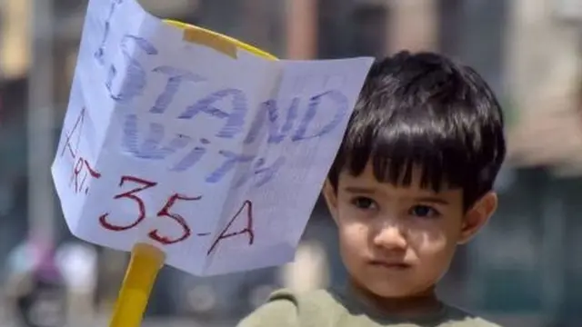 આર્ટિકલ 35એનું સમર્થન કરતો એક બાળક