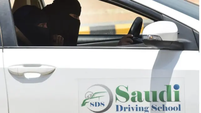 সৌদি নারীরা এখন অনেকেই গাড়ি চালানো শিখছেন।