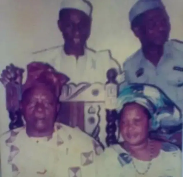 Aworan Ọba Asanikẹ ati ọ̀kan lara awọn olori rẹ.