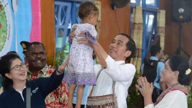 Presiden Joko Widodo dalam kunjungannya di Kabupaten Asmat, Provinsi Papua, Kamis (12/4).
