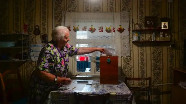 Татьяна Акулич голосует в деревне Комсомолец