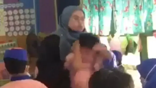 மலேசியாவில் பாலர் பள்ளி மாணவனை தூக்கி வீசிய ஆசிரியை கைது