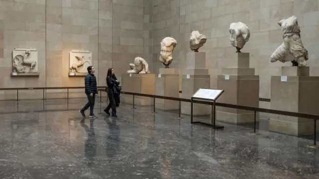 أفراد من الجمهور يتجولون في معرض البارثينون في المتحف البريطاني