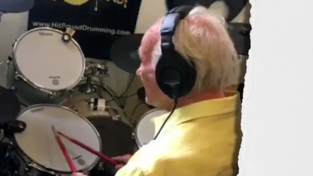 ทอมมี ได้มีโอกาสตีกลองเหมือนร็อคสตาร์อย่างที่ฝันเอาไว้แล้ว