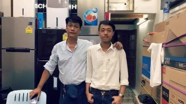 မိသားစုပိုင်လျှပ်စစ်ပစ္စည်းအရောင်းဆိုင်တွင်းမှာရိုက်ထားတဲ့ကိုကောင်းဆက်နဲ့ ဖခင်ဦးမျိုးလွင်