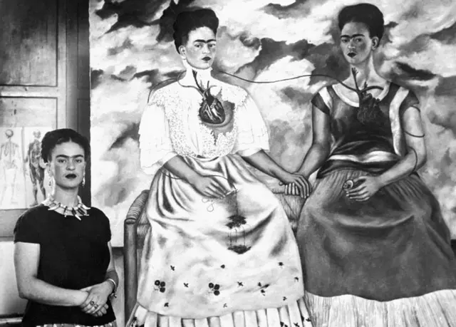 Kahlo con su obra maestra "Las dos Fridas".