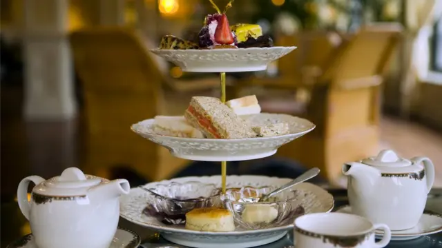 Стол, сервированный к чаю