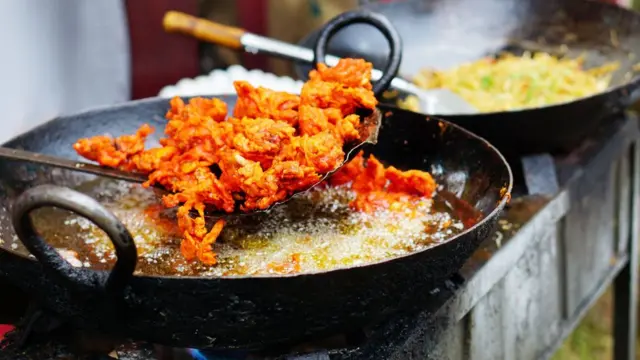 લોકો રસ્તા પરથી લારીઓ હઠાવવા મુદ્દે કહી રહ્યાં છે કે નૉનવેજ પણ ગુજરાતમાં તમાકુ અને દારૂ સમાન બની ગયું છે.