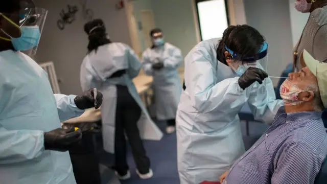 Persola médico realiza una prueba de covid en Estados Unidos.