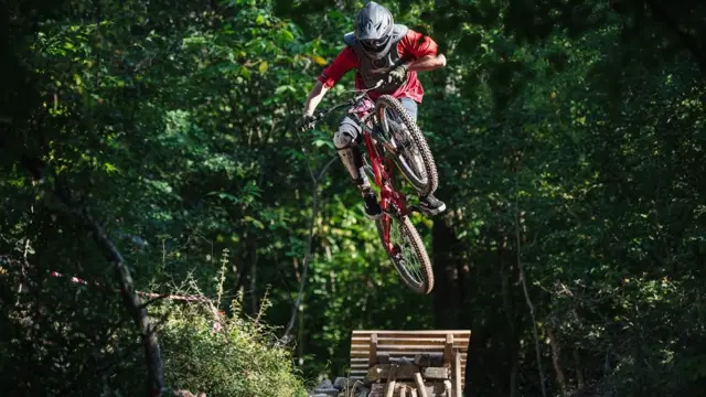 Glavne karakteristike su puno skokova, propadanja i vožnja preko kamenjara i osušenih korita reka