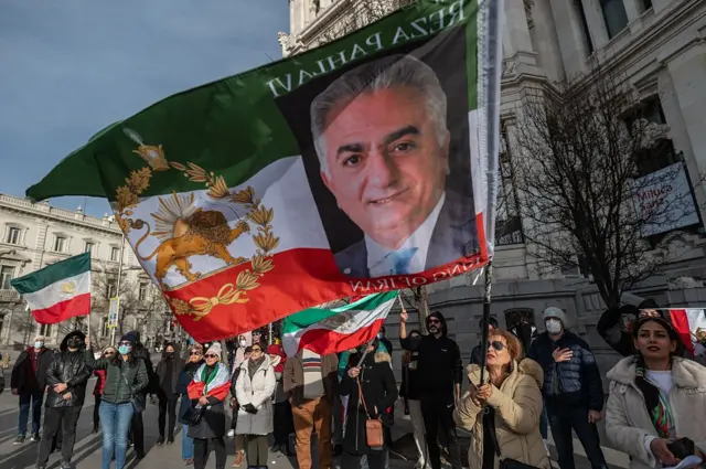 bendera Iran disertai foto Reza Pahlavi 