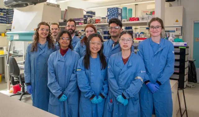 Саутгемптон университетидаги Phage Collection Project тадқиқотчилари