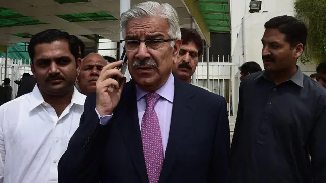 ਪਾਕਿਸਤਾਨ ਦੇ ਰੱਖਿਆ ਮੰਤਰੀ ਨੇ ਕਿਹਾ ਕਿ ਪਾਕਿਸਤਾਨ ਤੁਰੰਤ ਉਹ ਭਾਰਤ ਵੱਲੋਂ ਚੁੱਕੇ ਕਦਮਾਂ ਉੱਤੇ ਪ੍ਰਤੀਕਿਰਿਆ ਨਹੀਂ ਦੇਣਾ ਚਾਹੁੰਦਾ