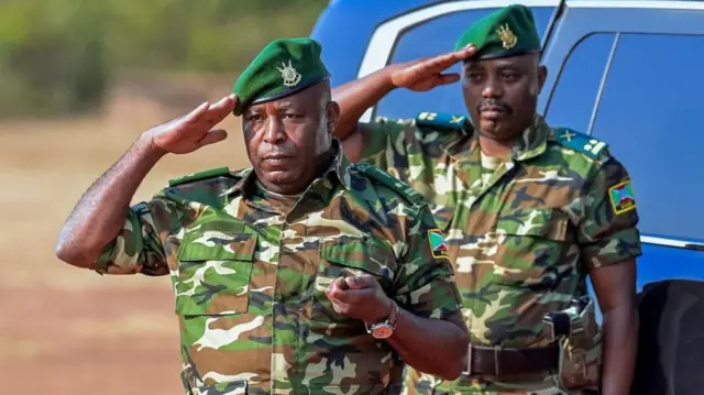 Erkak onlaynda stol ostida mushukni yalaydi Gey uyasi azosi