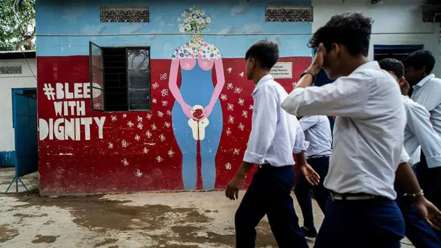 ভারতের গুয়াহাটিতে পিরিয়ড নিয়ে সচেতনতামূলক দেওয়াল-চিত্র দেখে লজ্জায় মুখ ঢাকছে এক ছাত্র - ফাইল ছবি