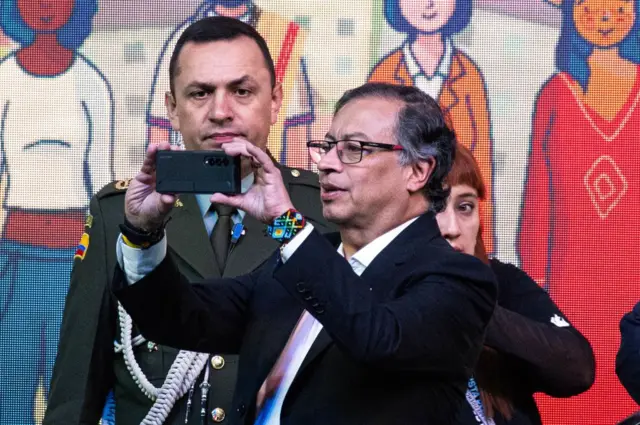 من هو الرئيس الكولومبي الذي دعا إلى توحيد الجيوش لتحرير فلسطين ؟