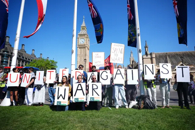 တောင်အာရှ စည်းလုံးညီညွတ်ရေး အုပ်စုက စစ်ရပ်စဲရေးအတွက် လန်ဒန်မှာ ဆန္ဒပြ