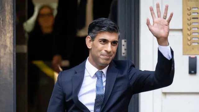 Rishi Sunak apepera n'ikiganza cy'ibumoso nyuma yo gutsindira kuyobora ishyaka rya Conservative