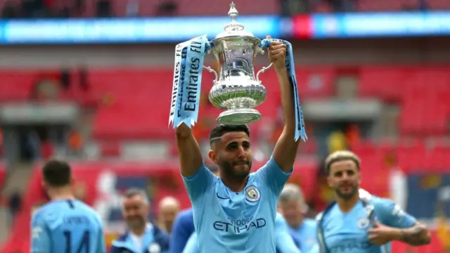 Riyad Mahrez soulevant la Cup après la victoire samedi sur Watford à Wembley.