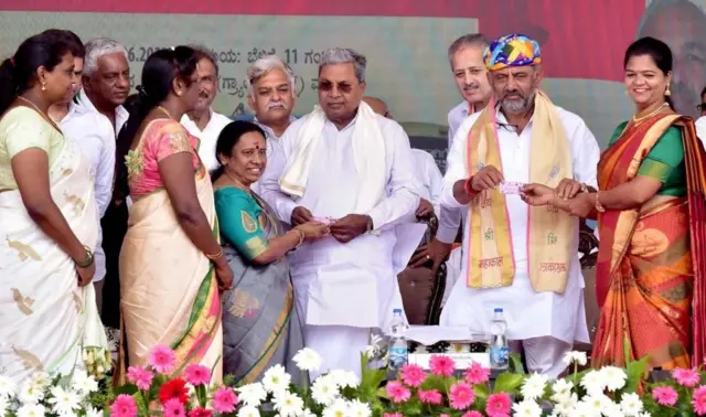 கர்நாடகாவில் ஜெயிக்கப் போவது மோதியின் பிரபலமா? சித்தராமய்யாவின் திட்டங்களா? - ஓர் அலசல் 