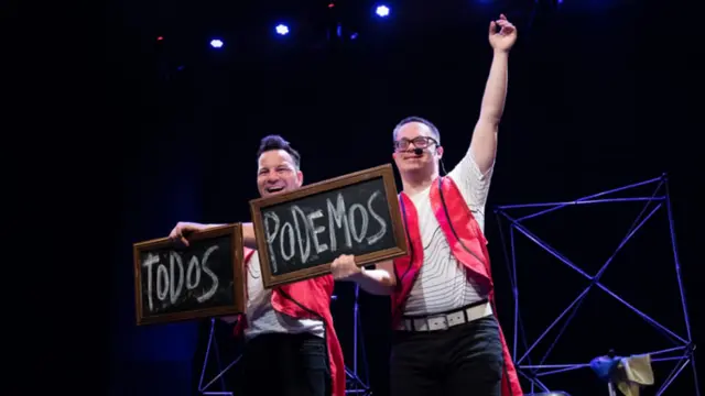 MagOmi y MagoAle en una presentación de "Magia Inclusiva" con carteles que dicen "Todos Podemos"