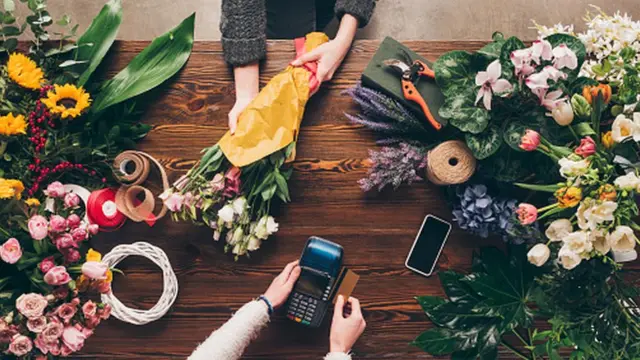 Mulher comprando buquêroleta da googleflores