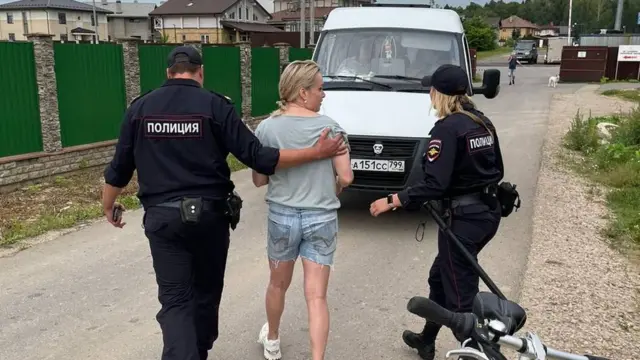 Марина Овсянникова во время задержания (фото из ее телеграм-канала)