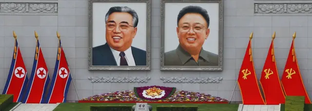 平壤市中心的一组金日成、金正日像（16/4/2017）