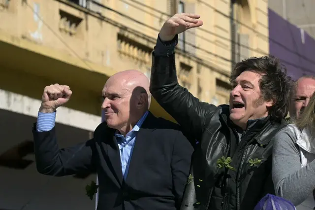José Luis Espert e Javier Milei em um evento político.