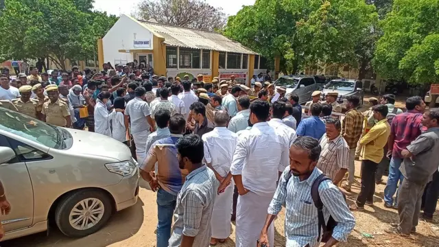 உறவினர்களிடம் ஆறுதல் சொல்ல