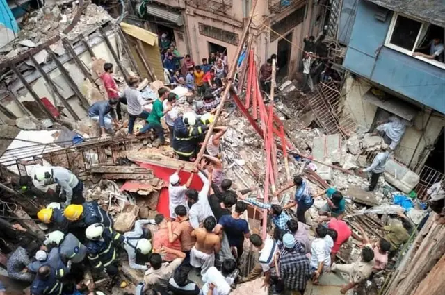 ముంబైలో కుప్పకూలిన భవనం