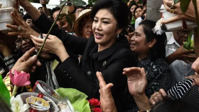 นางสาวยิ่งลักษณ์ ชินวัตร เมื่อไปศาลในวันที่ 21 กรกฎาคม 2017 ก่อนที่จะหายตัวไปในวันฟังคำพิพากษา