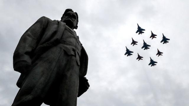 Истребители пролетают над памятником Владимиру Маяковскому
