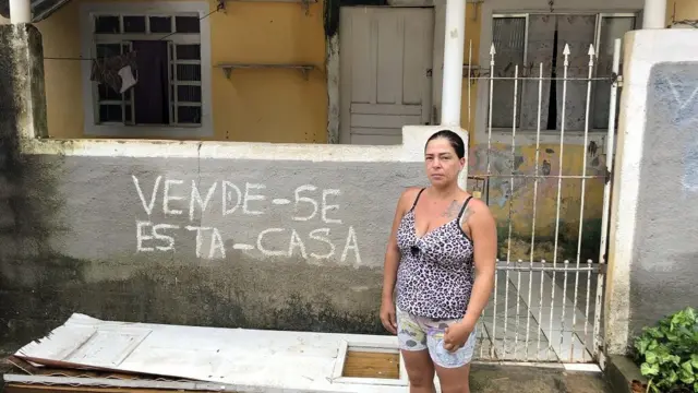 Jamile Gregóriojogar truco online gratisfrente àjogar truco online gratisantiga casa, onde está pintado na fachada: 'Vende-se esta casa'