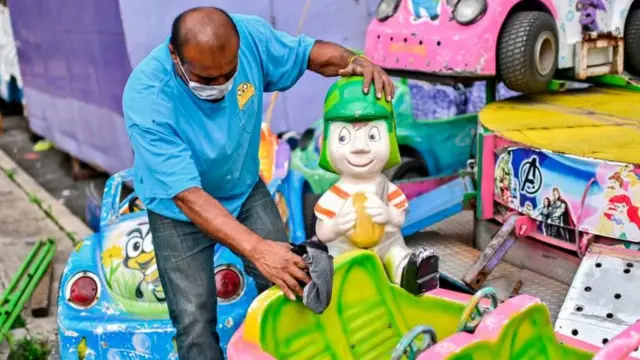 Chavo del 8 en un parque de diversiones.